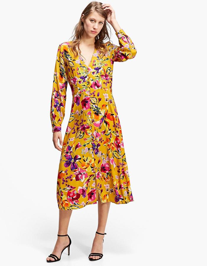 Vestido camisero largo con botones en color mostaza y con estampado floral, 29,99 euros.