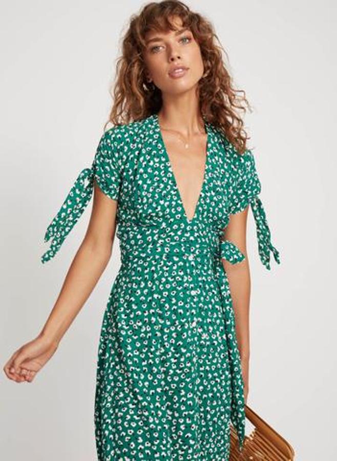 Vestido estilo vintage en color verde con estampado floral y detalle de lazada en las mangas y cintura, 154 euros.