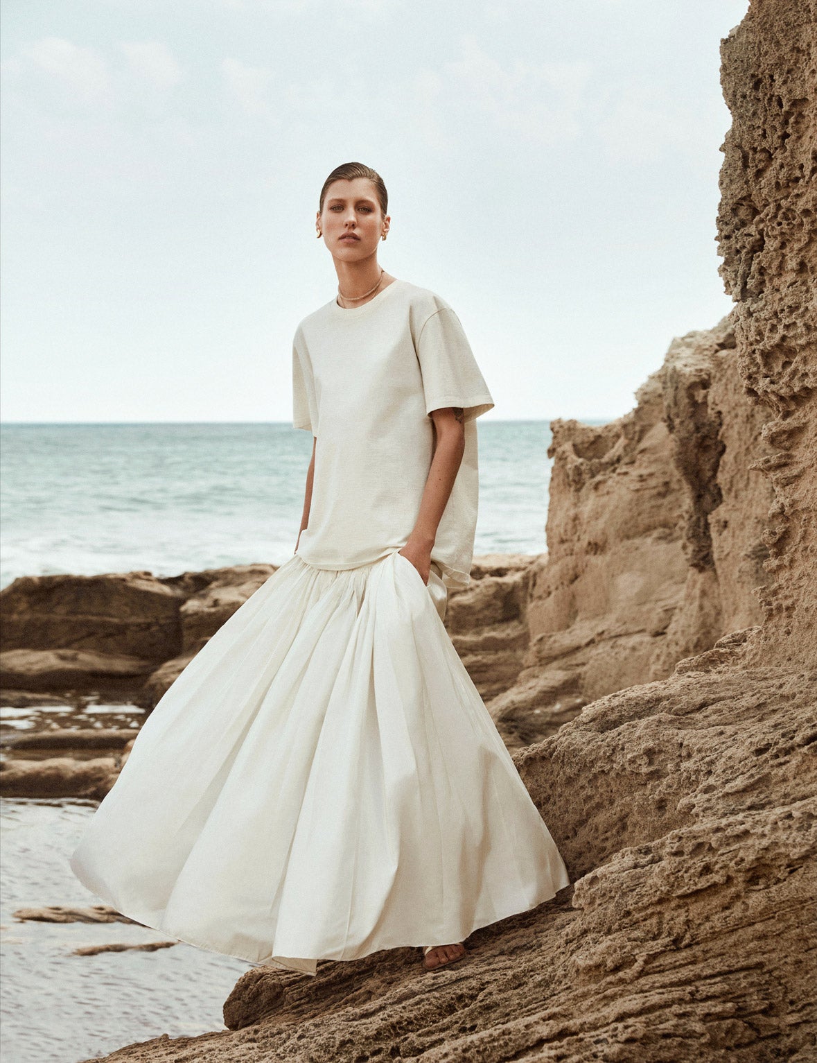 Camiseta y falda de Stella McCartney. Pendientes de Aristocrazy y gargantilla de Swarovski.