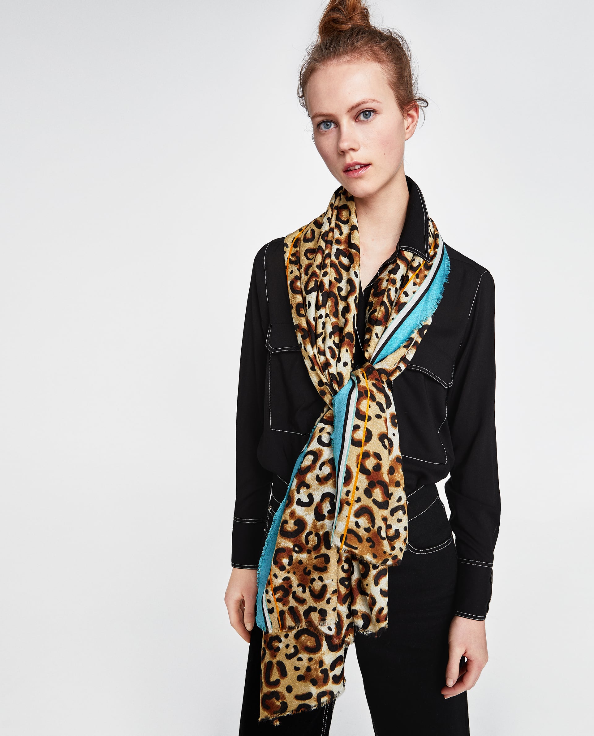 Pañuelo suave con estampado animal de Zara: 17,95 euros.