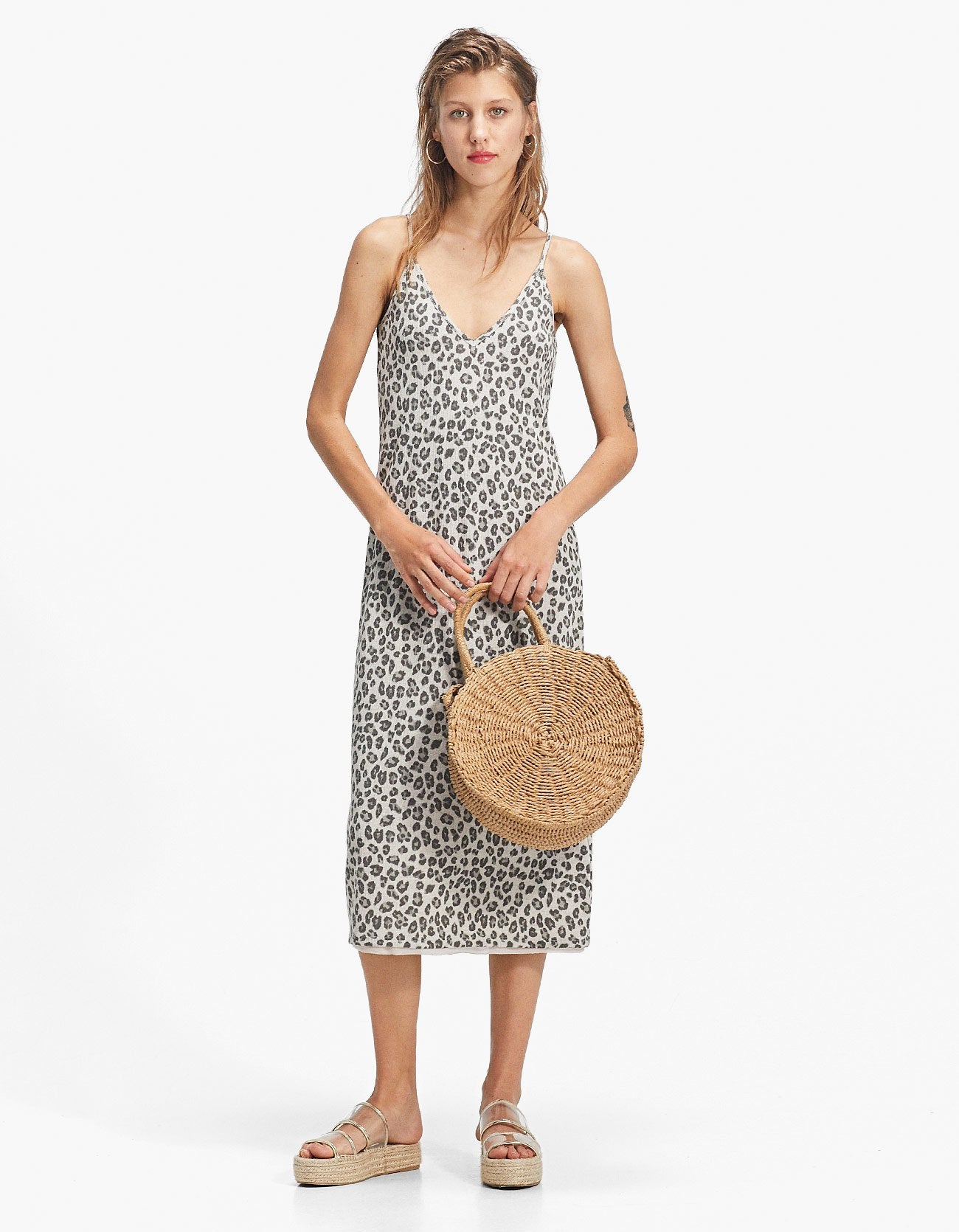 Vestido lencero con estampado de leopardo de Stradivarius: 19,99 euros.
