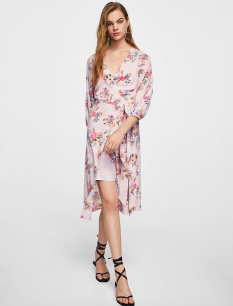 Vestido floral de gasa de Mango: 19,99 euros.