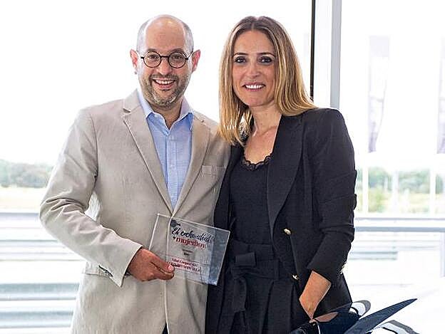 Juan Pablo Madrigal, director de Mini España, recibió el premio de manos de Amaia Campos, directora de Publicidad de Mujerhoy.