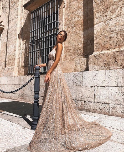 Todas soñamos con tener un vestido de la colección de  Rocio Osorno . ¡Nos parecen lo más! La diseñadora e influencer tiene una colección de lo más bonita para bodas, comuniones o evetos especiales.