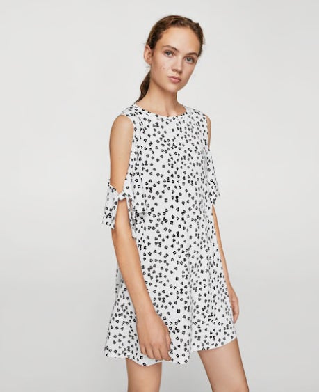 Vestido blanco con estampado en negro, de Mango: 9,99 euros.