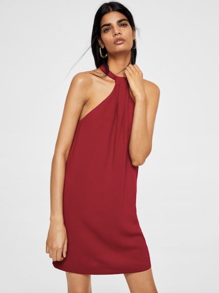 Vestido con cuello halter, disponible en otro color. 17,99 euros en Mango.
