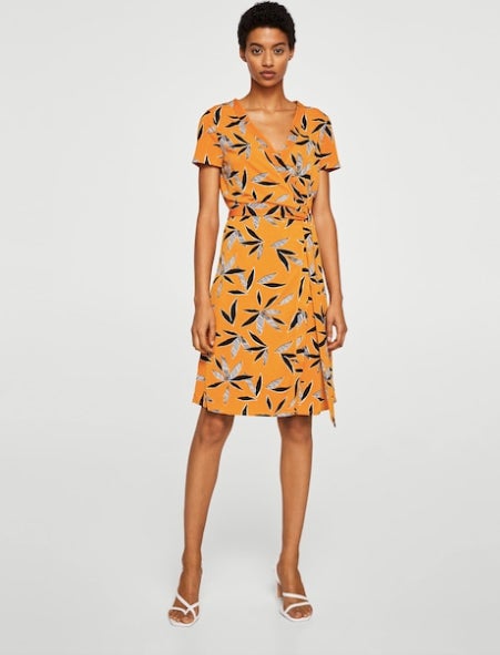 Vestido cruzado con lazo en la cintura, de Mango: 12,99 euros.