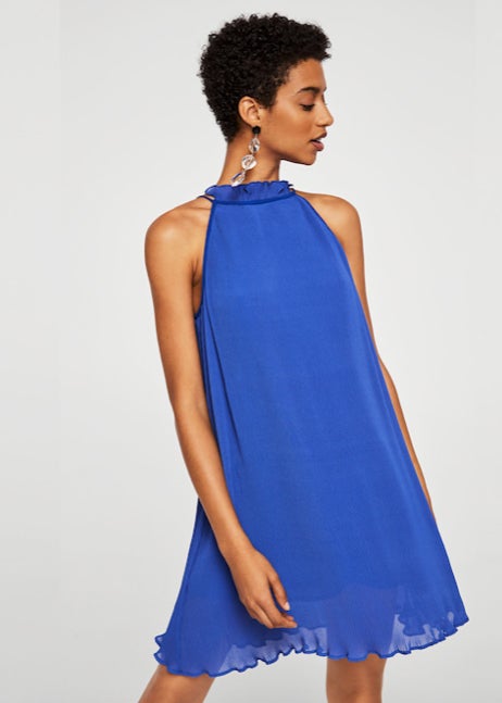 Vestido con textura y volante, disponible en más colores de Mango: 17,99 euros.