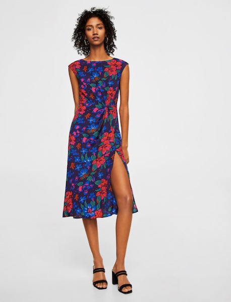 Vestido fruncido y raja, de Mango: 19,99 euros.