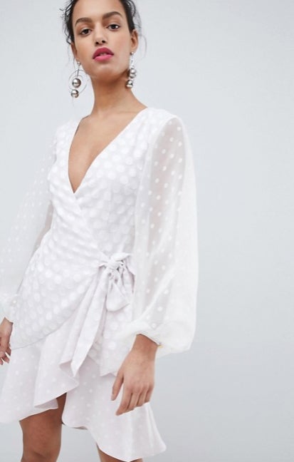 Vestido cruzado con detalle de lunares de Asos: 255,99 euros.