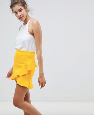 Minifalda de neopreno con bajo con volantes de Asos: 28,99 euros.