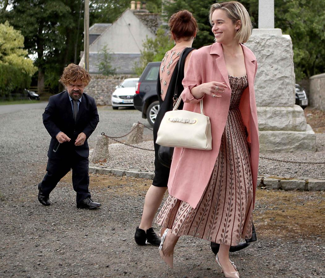 La actriz, 'madre de dragones', lució un vestido midi rosa que acompañó con una chaqueta del mismo color.