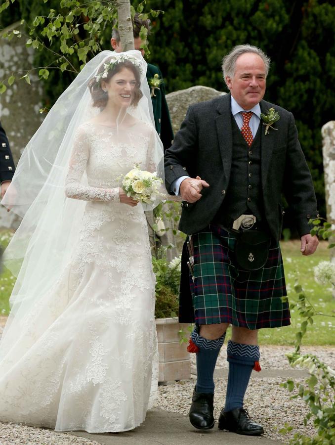 Rose Leslie acudió al altar de la mano de su padre, Sebastian Arbuthnot-Leslie, que eligió un kilt escocés.