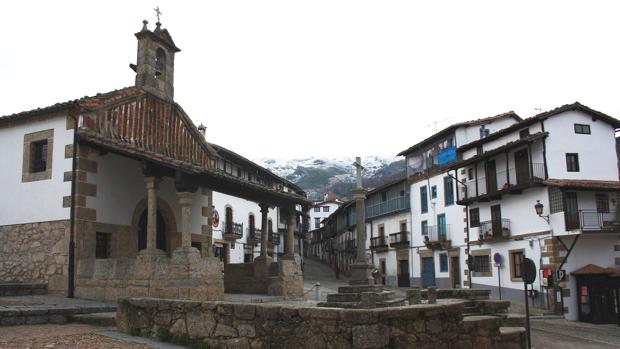 Candelario (Salamanca): Candelario está situado en la sierra de Béjar, con su característica arquitectura popular y sus calles de gran pendiente con las regaderas para el agua del deshielo de la sierra. Y no solo tiene cerca Salamanca, sino que está fronterizo con Ávila y Cáceres. Sin duda, en Candelario deberás visitar también el Museo Etnográfico de la Casa Chacinera de 1773, la ermita del Santo Cristo del Refugio y la iglesia parroquial de Nuestra Señora de la Asunción.