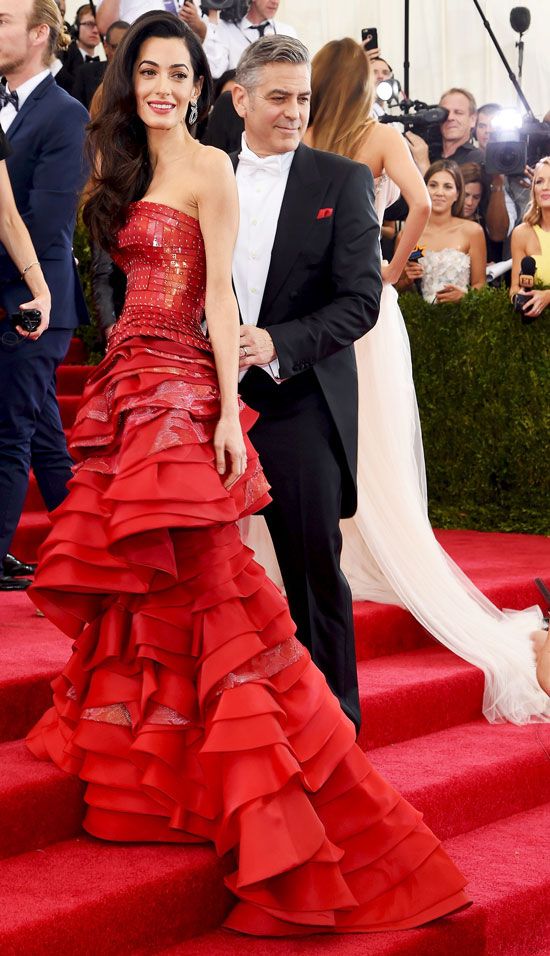 Pasión en rojo. En 2015, en su primera aparición como pareja en una gala del Metropolitan, Amal apostó fuerte por un diseño espectacular de John Galliano para Martin Margiela. Por estas fechas supimos que la abogada había contratado como estilista de cabecera a Alexis Roche, novio de Galliano.