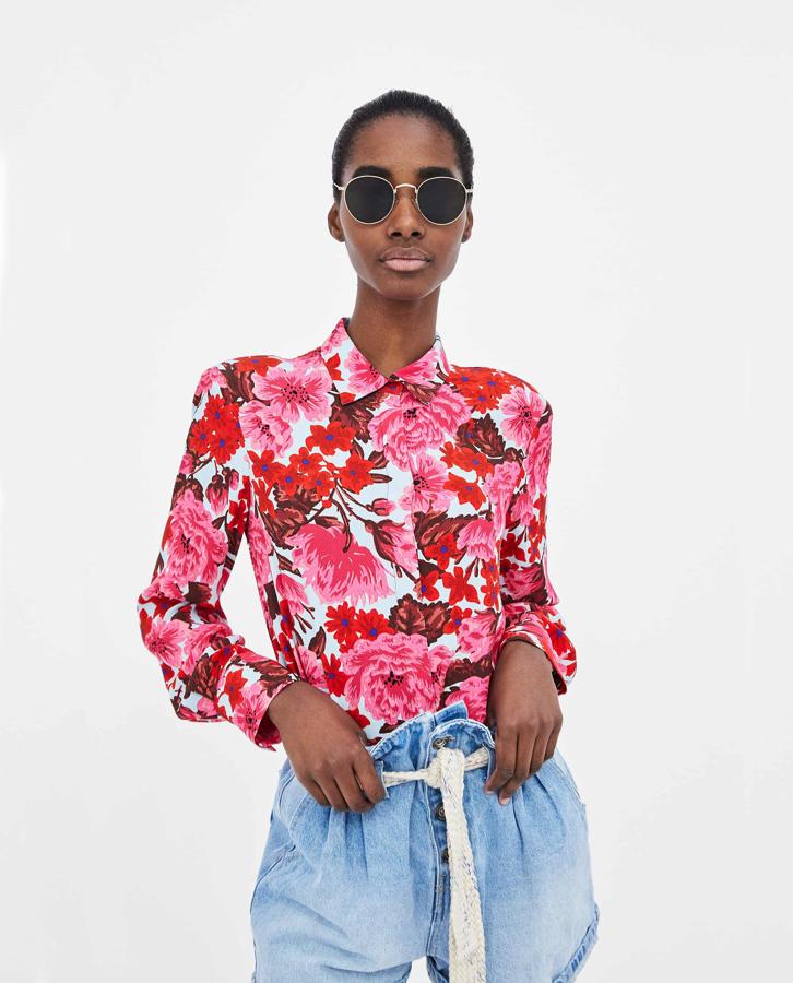 ¿Qué tal si te atreves con el estampado de flores? Así le darás un toque exótico a tu look.