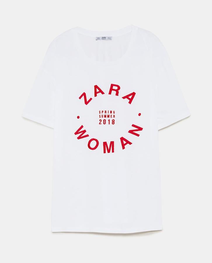 Con camiseta con logo. Sí, en Zara también hay y nos encanta la logomanía 'low cost'.