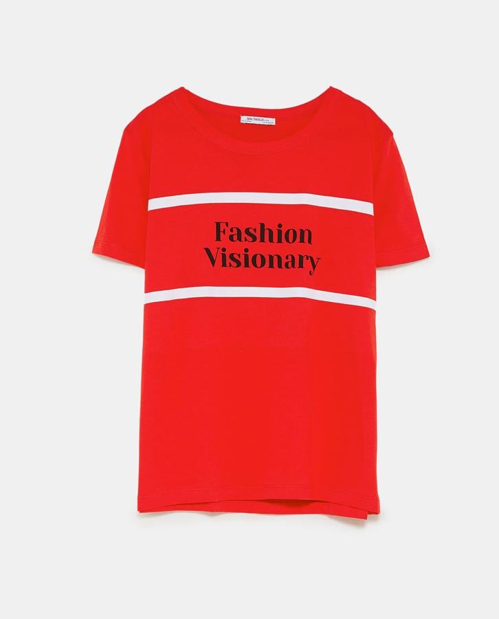 Las camisetas con mensaje siguen estando al pie del cañón. El rojo con el plateado de las lentejuelas puede ser una combinación ganadora. Si le añades un 'rouge' de labios a juego, triunfarás.