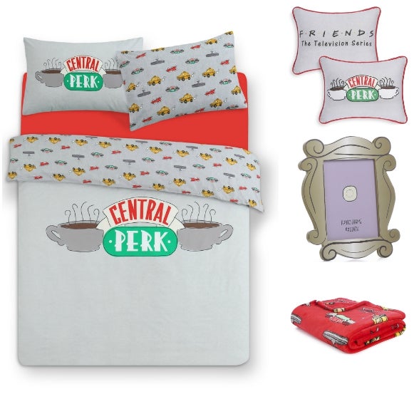 Un juego de cama con el famoso logo del Central Perk, unos cojines a juego, el icónico marco que decoraba la puerta del apartamento de las chicas para que pongas una foto que te encante y una mantita para tus noches de pelis y helado con tus amigas.