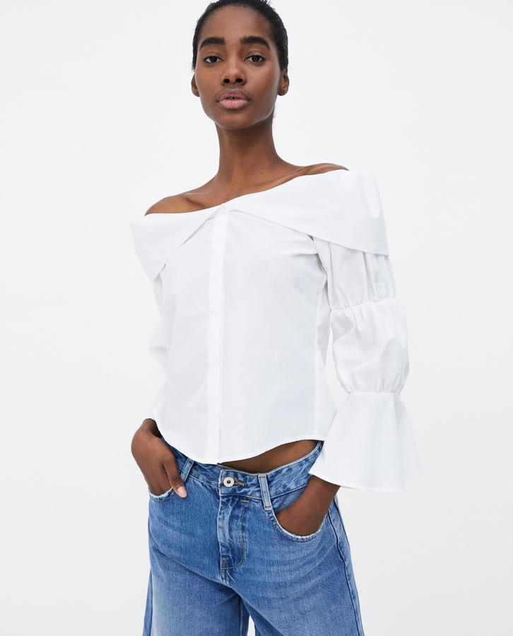 Presume de escote con esta original blusa blanca 'off the shoulders'. Su precio antes de las rebajas de verano de Zara es de 25.95 euros.