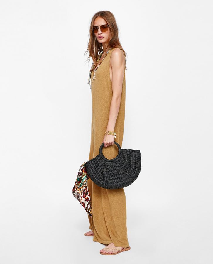 Si buscas un mono cómodo y con un toque hippy, guarda este de Zara en tu cesta de la compra. Su precio antes de las rebajas de verano es de 35.95 euros.