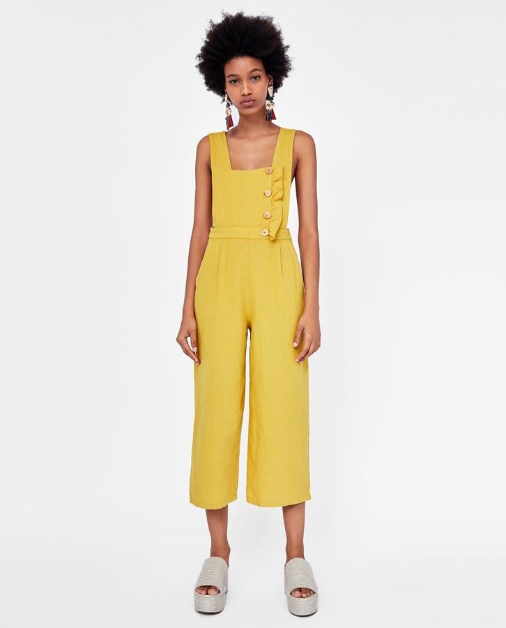 Este mono tiene todas las tendencias del verano: es amarillo, es de lino, tiene largo culotte ¡y es súper favorecedor! Su precio en Zara antes de las rebajas de verano es de 39.95 euros.