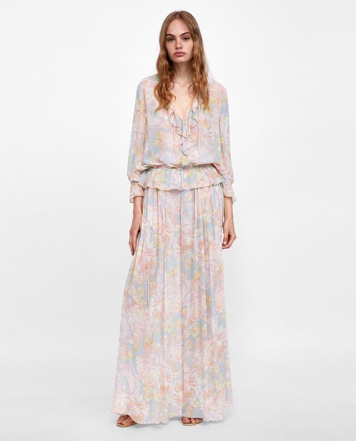 Este conjunto en gasa rosa estampada es maravilloso para tu próximo look de invitada. De momento, y antes de que lo pongan de rebajas, cuesta 39.95 euros la blusa y 49.95 euros el pantalón palazzo.