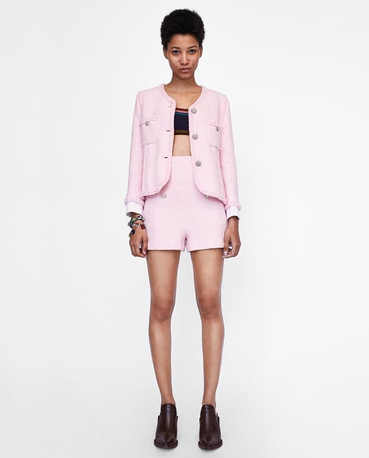 Los trajes con bermuda son tendencia, y estos en tweed rosa tan Chanel es perfecto. Nos encanta el 'total look' de Zara que, esperamos, llegue a las rebajas online de verano.