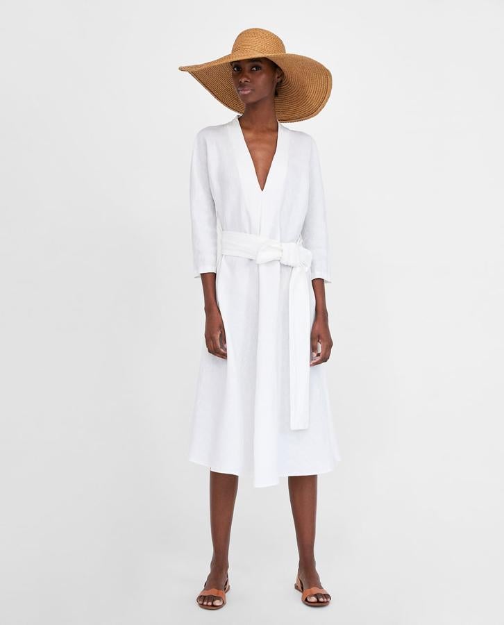 Un básico donde los haya: este vestido midi de lino blanco con cinturón será tu mejor aliado de estilo durante las vacaciones. Su precio antes de las rebajas de verano de Zara es de 39.95 euros.