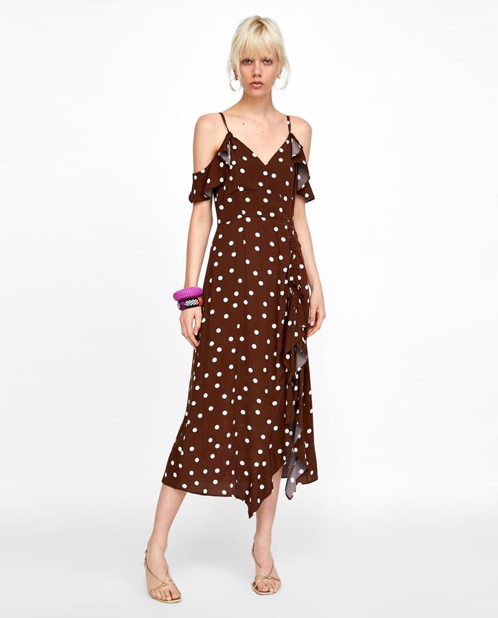 El vestido de lunares inspirado en 'Pretty Woman' lleva semanas en nuestra lista de deseos de la web de Zara. Su precio antes de las rebajas de verao es de 39.95 euros.