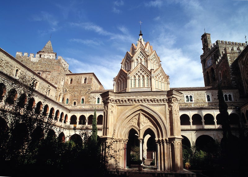 Guadalupe (Cáceres): Aunque Guadalupe esconda muchos más rincones encantados que el monasterio, no puede pasarse por alto. Y es que el Real Monasterio de Santa María de Guadalupe de los siglos XIV y XV, está declarado Patrimonio de la Humanidad por la UNESCO. ¿Puedes imaginártelo? Además no te puedes perder su parador, la Plaza Mayor y sus casas de piedra llenas de flores.