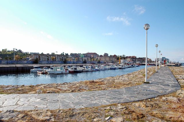 Suances: Aunque es turismo playero por excelencia, Suances tiene también su encanto rural. En la parte alta del valle podrás encontrar las típicas casas marineras, y observar todo el paisaje y la ría.