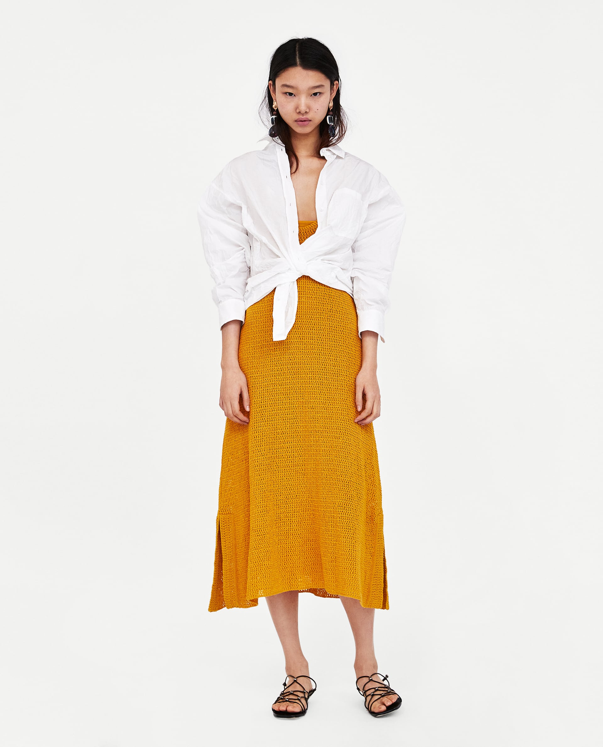 Camisa de popelin arrugado, ligeramente 'oversize' (25,95€).