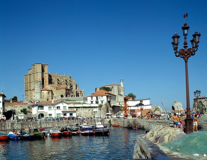 Castro Urdiales: Es cierto que Castro Urdiales es una ciudad, pero ya que estás pro estas tierras, es obligatorio que aparezca en tu ruta. No puedes dejar de visitar en Castro Urdiales la Iglesia de Santa María de la Asunción, el Castillo de Santa Ana, el Palacete de los Ocharan, la Casa Sotileza y la Torre Medieval de los Templarios.