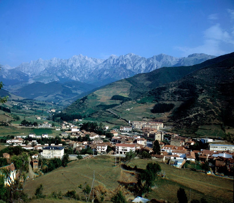 Potes: Si dentro de tu ruta aventurera por los pueblos de Cantabria, Potes es de visita obligatoria y no podrás privarte de visitar todo lo que está a su alrededor. Incluso los Picos de Europa. Sí, porque Potes descansa a los Pies de los Picos de Europa, y no podrás evitar visitar también el Monasterio de Santo Toribio de Liébana o subir al teleférico de Fuente Dé.