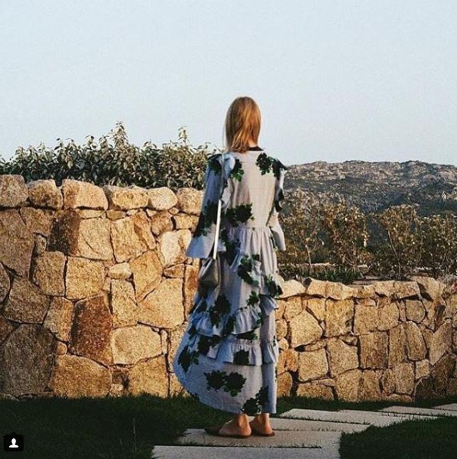 Los vestidos tienen un aire romántico perfecto para los atardeceres de verano, como desmuestra esta foto de @anfispol.