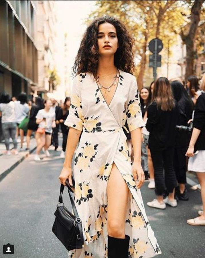 Sus prendas no pueden ser más versátiles. Con zapatillas, sandalias e incluso botas (@chiaracelsi).