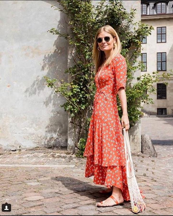 Puede que el vestido Silvery te suene de algo, porque le han salido clones por todas partes. Pero el original es de Ganni y cuesta 249 € (@mie_juel).