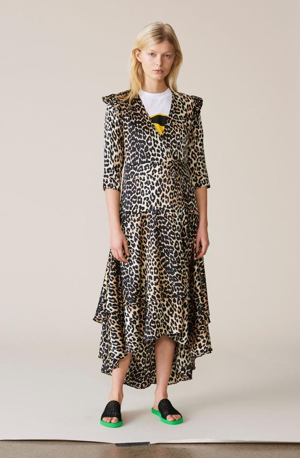 Siguiendo con las superposiciones, otro habitual de la marca son las camisetas debajo de los vestidos. Un toque muy de los 90 que nos encanta.