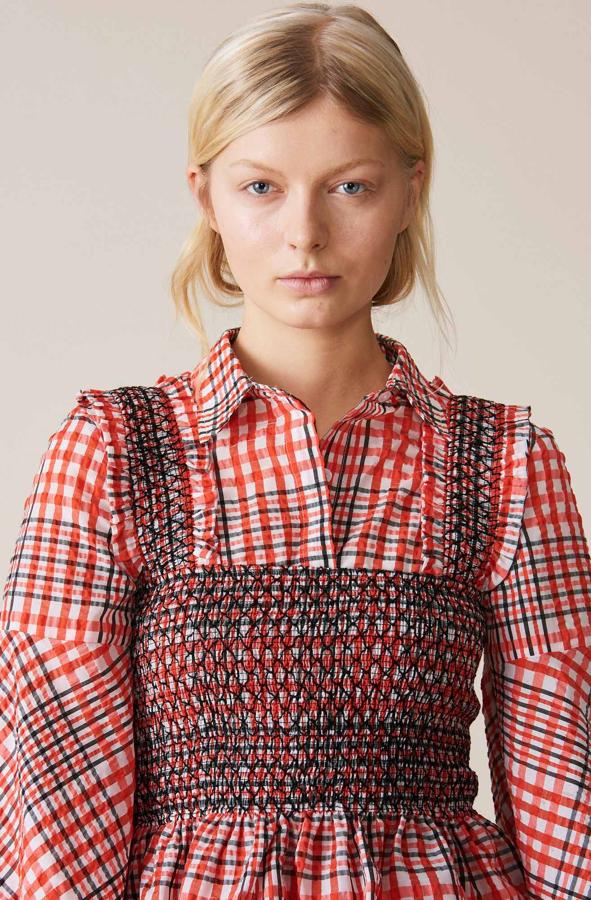 La firma danesa quiere que juguemos con las prendas y apuesta por la combinación o la superposición, como esta mezcla de camisa con top (139 €) de nido de abeja encima.