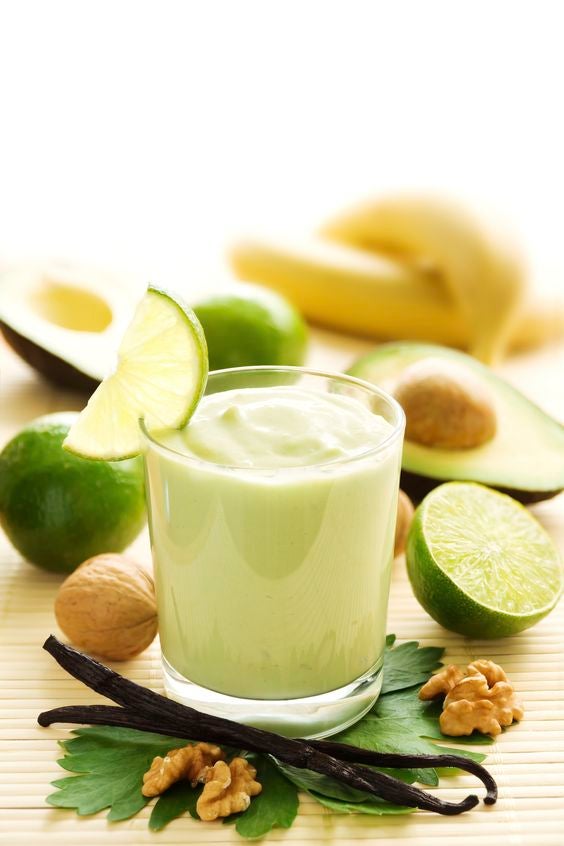 El aguacate es un alimento rico en ácidos grasos saludables, ácido fólico y potasio. Perfecto para deportistas, aporta una energía infinita para que no pares de hacer planes este verano. Este batido contienen: un aguacate, medio plátano, leche al gusto, nueces, miel y un chorrito de lima. ¡Delicioso!