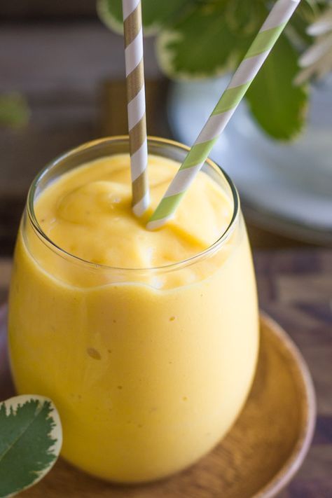 Delicioso batido sabor tropicar de piña, mango, coco rallado, plátano y zumo de naranja. ¿Puede haber algo más refrescante para este verano?