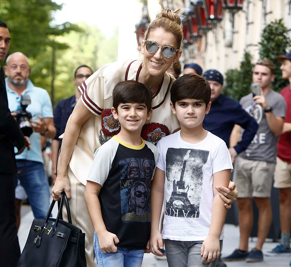 El 25 de octubre del año 2010, Céline Dion se convirtió en madre de los gemelos Eddy y Nelson. Desgraciadamente, la cantante perdió a su marido y padre de sus hijos, René Angélil, debido a un cáncer. Pero los pequeños son la viva imagen de él.