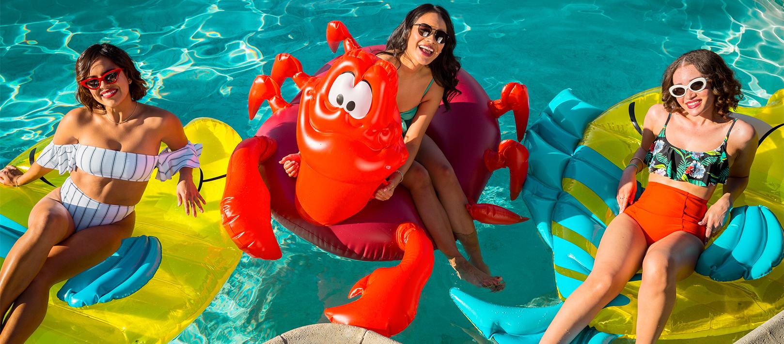 Te lo veníamos avisando desde el mes de abril : este verano lo que va a arrasar y va a ayudarte a subir seguidores y 'likes' en tus redes sociales va a ser la colección 'Oh, my Disney!' inspirada en 'La Sirenita0, con la que volverás a sentirte una niña... ¡muy 'influencer'!