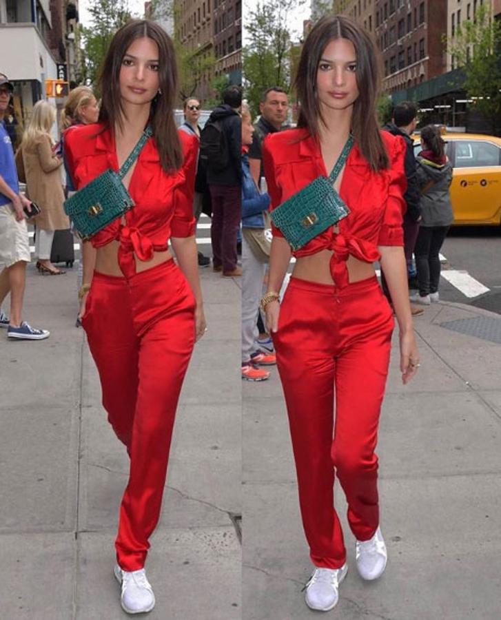 Emily Ratajkowski increible con este conjunto rojo de camisa con nudo y pantalón.