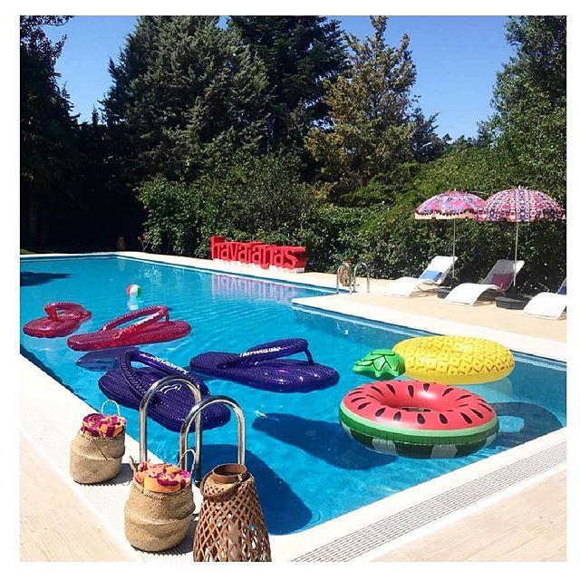 Si te pensabas que en Havaianas solo hacían chanclas de playa... te equivocabas a medias: también hacen flotadores de piscina en forma, por supuesto, de chanclas. ¡Y nos encantan!