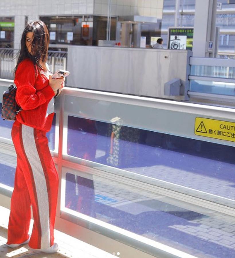 Kourtney Kardashian opta por un conjunto 'total red' con ropa deportiva.