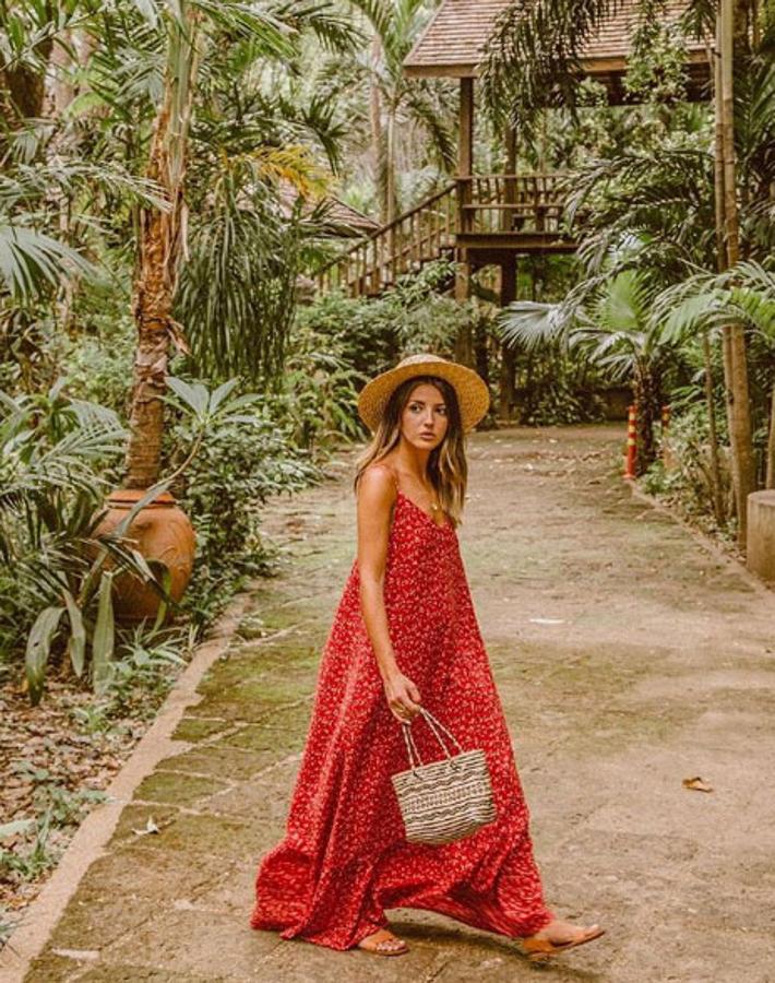 Alexandra Pereira escogió este maxi vestido rojo con estampado floral de su propia firma, Lovely Pepa Collection.