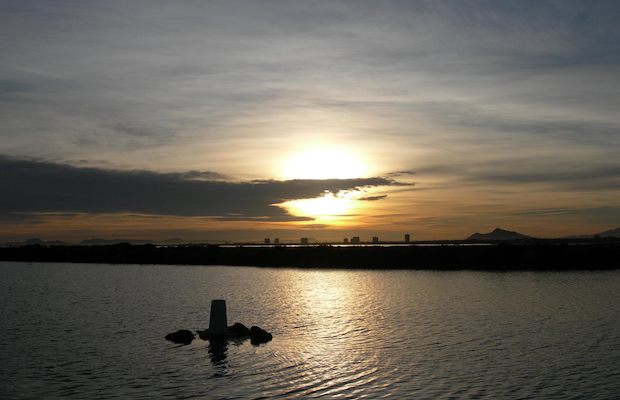 Una de las playas más bonitas de San Pedro de Pinatar es la playa de La Llana. Se encuentra entre el Mar Menor y el Mediterráneo, un paisaje precioso del que podemos enamorarnos al atardecer.