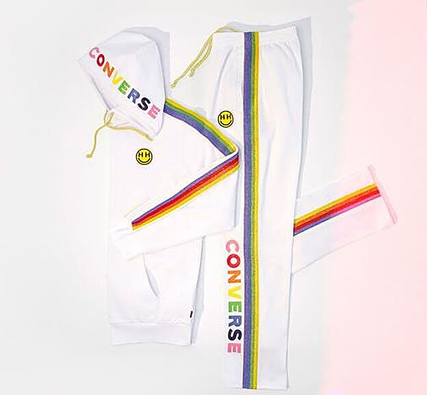 Sudadera con capucha y pantalón deportivo de la Happy Hippie Foundation.